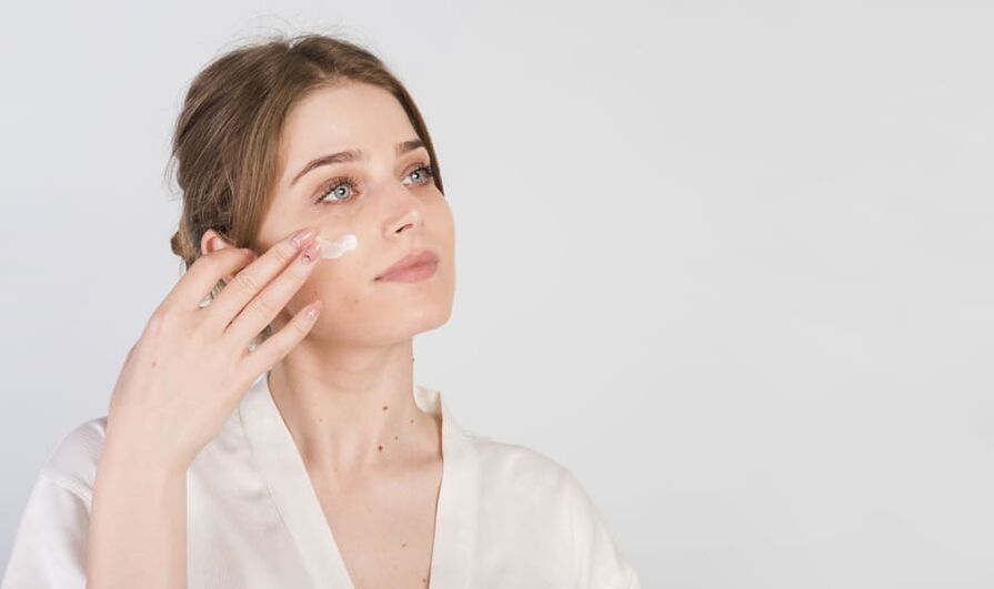the procedure of applying the cream to the skin of the face
