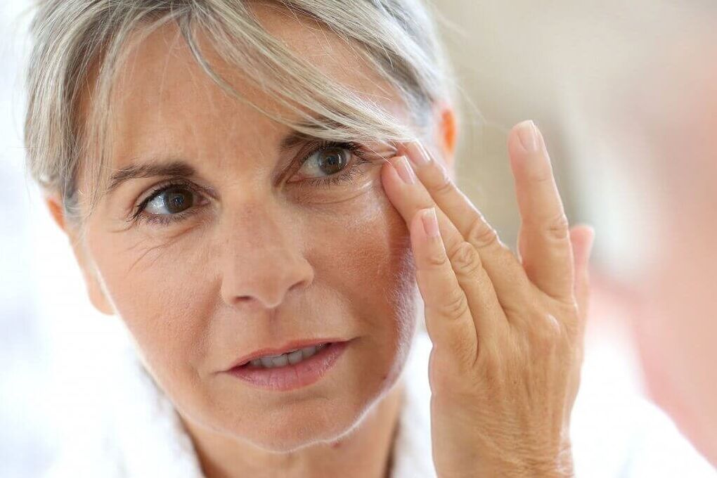 a woman rejuvenates the skin around her eyes